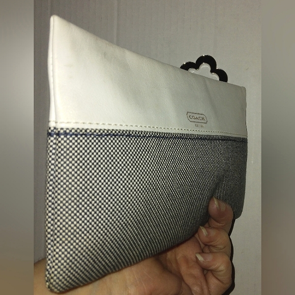 ~Vintage & Rare~COACH "Josie" Large Zip Top Clutch Wristlet & Flower Fob - Picture 11 of 16